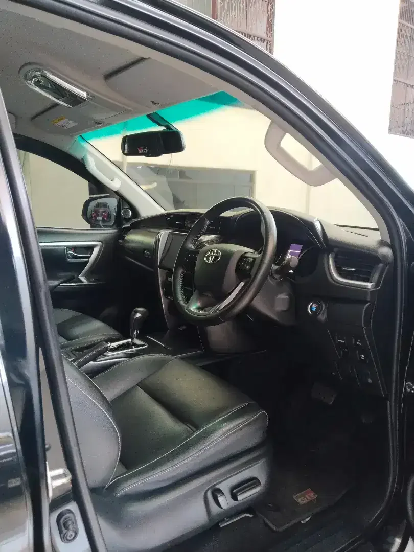FORTUNER SRZ GR SPORT AT BENSIN LOW KM SEPERTI BARU DEALER - Image 9 of 10