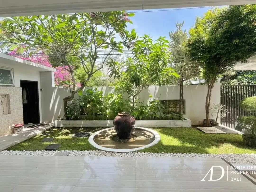 FREEHOLD | MODERN 4-BEDROOM VILLA IN JIMBARAN WITH OCEAN VIEWS - Image 3 of 10