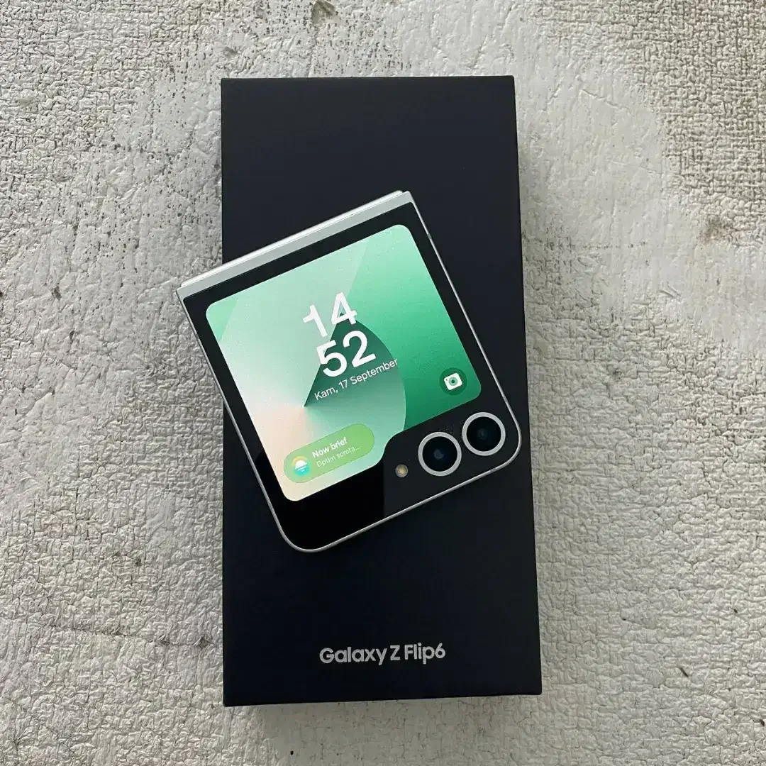 Samsung Galaxy Z Flip 6 Warna Mint 12/256GB - Image 3 of 5