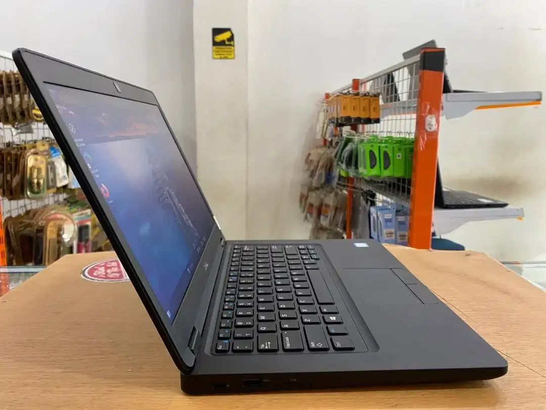 Laptop DELL Latitude E5490 Core i5Gen8 Ram 8GB SSD 256GB Mulus Kuat - Image 3 of 10