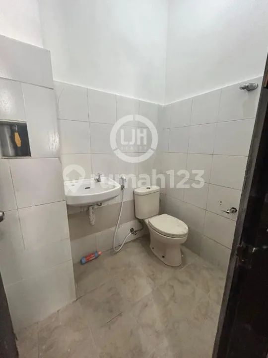 Shophouse For Sale In Legian, Busy Area, Non Furnished, Surrounded By Villa, Hotel, And Restaurant, Suitable For Business - Image 3 of 4