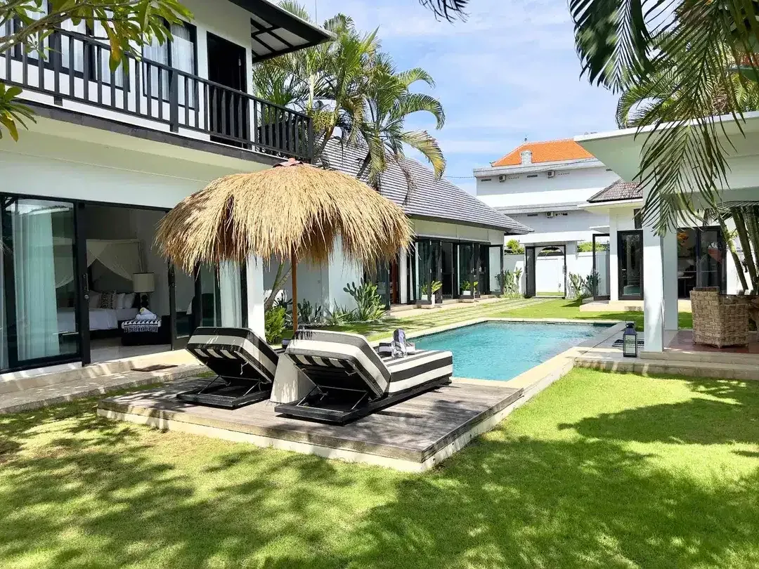 4 BEDROOMS LUXURY TROPICAL STYLE JUST 1,4 Km WALKING DISTANCE TO BATU BOLONG BEACH - CANGGU - Image 1 of 10