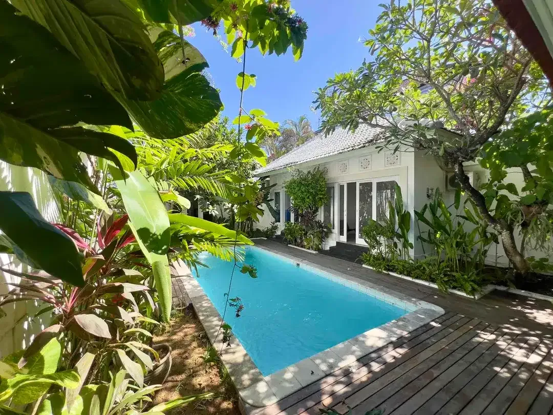 3 BEDROOMS COZY TROPICAL BOHO STYLE  LOCTION STRATEGIC CLOSED INTERNATIONAL  SUNRISE SCHOOL AT KEROBOKAN - Image 3 of 10