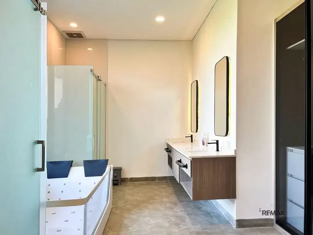 Elegant 3-Br Villa In Strategic Location For 30-Year Leasehold In Canggu - Image 7 of 10