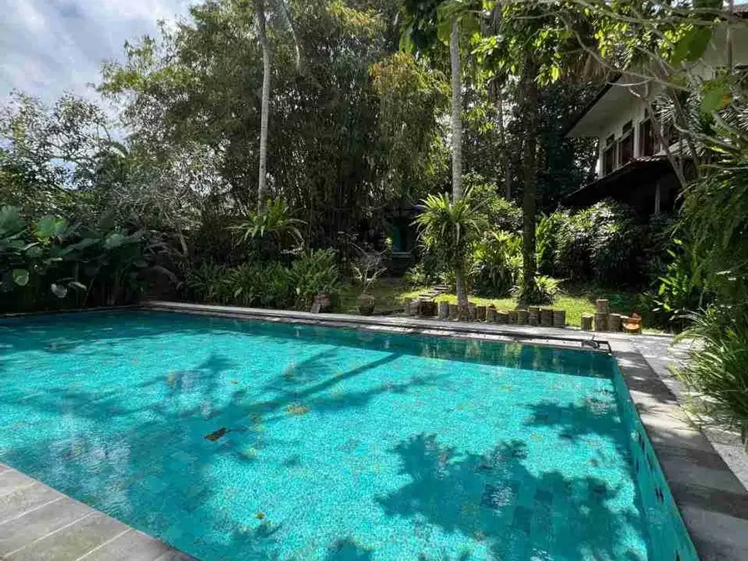 VILLA LANTAI II DAN BUNGLOW YG SANGAT LUAS DENGAN KEBUN YG HIJAU MENAWAN DI AREA TUMBAKBAYUH DI BAWAH HARGA PASARAN - Image 9 of 10