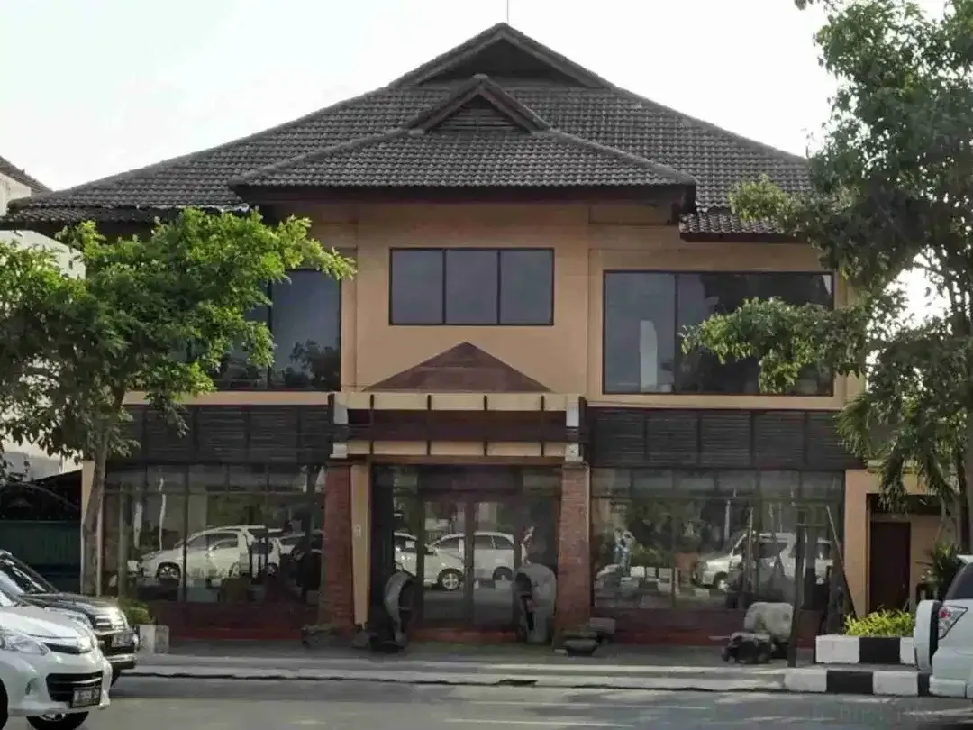 jual bangunan 2 lantai 1.000m2 , luas tanah 1.700 m2 ( 17 are ) di dekat Krisna oleh-oleh By Pass Ngurah Rai Kuta Bali - Image 2 of 5