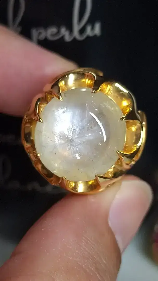 Natural yellow sapphire srilanka / Mirah cempaka ceylon traphice - Image 1 of 3