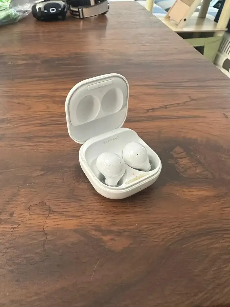Earphone Samsung Galaxy Buds original putih - Image 1 of 2