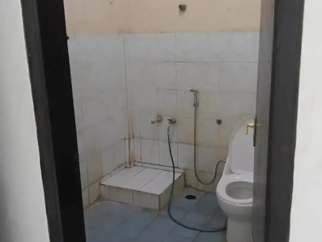 Rumah Luas & Strategis 3 Kamar Tidur Disewakan di Sesetan - Image 9 of 10