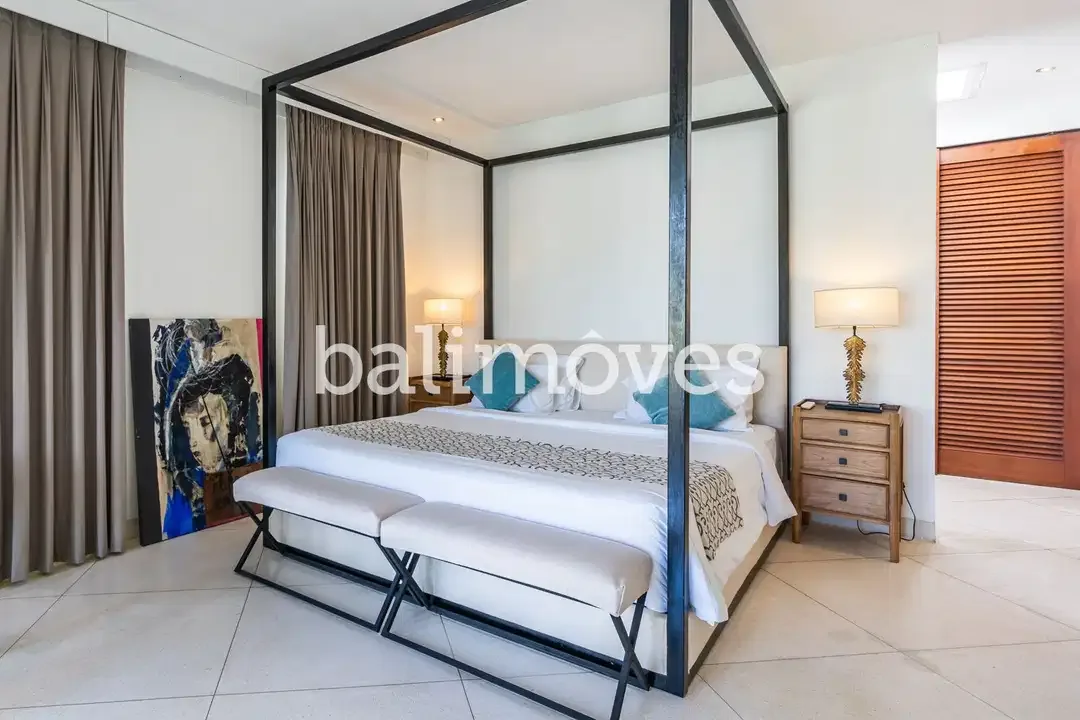 Luas & Terang Villa Tiga Kamar Tidur Di Tepi Pantai Sanur - Image 6 of 10