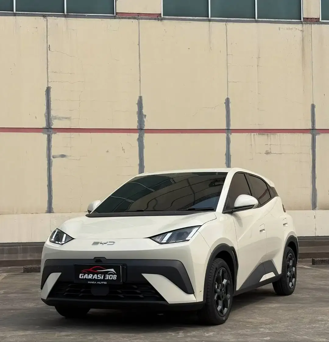 BYD Atto 1 Premium Long Range 2025 Putih  Pajak 12-2026 KM 22 rb - Image 1 of 10