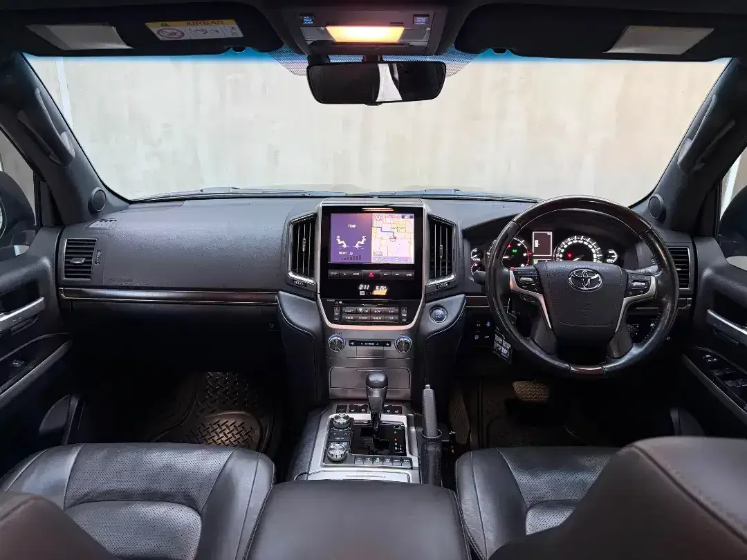Toyota Land Cruiser 200 VXR 4x4 2020 - Image 4 of 10
