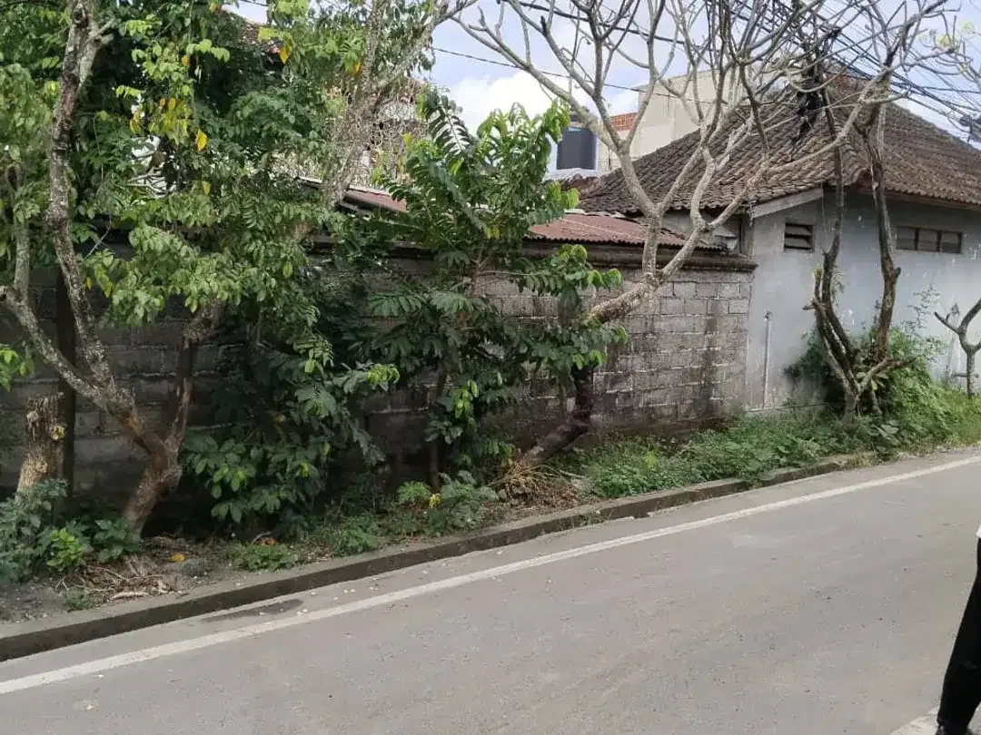 Dijual Tanah dan Bangunan di Jalan Utama Gunung Patas Denpasar Barat dengan Lebar Depan 26 Meter Cocok untuk Investasi - Image 1 of 6