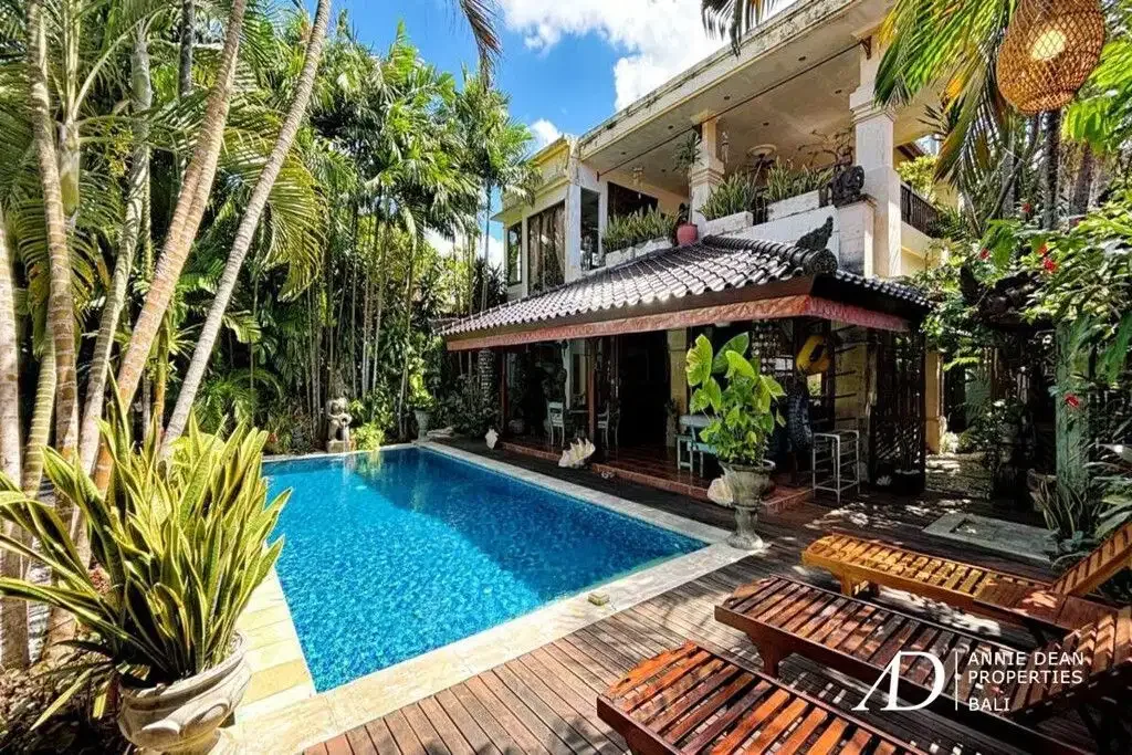 FREEHOLD | BALINESE-STYLE VILLA IN CENTRAL SEMINYAK - Image 1 of 10