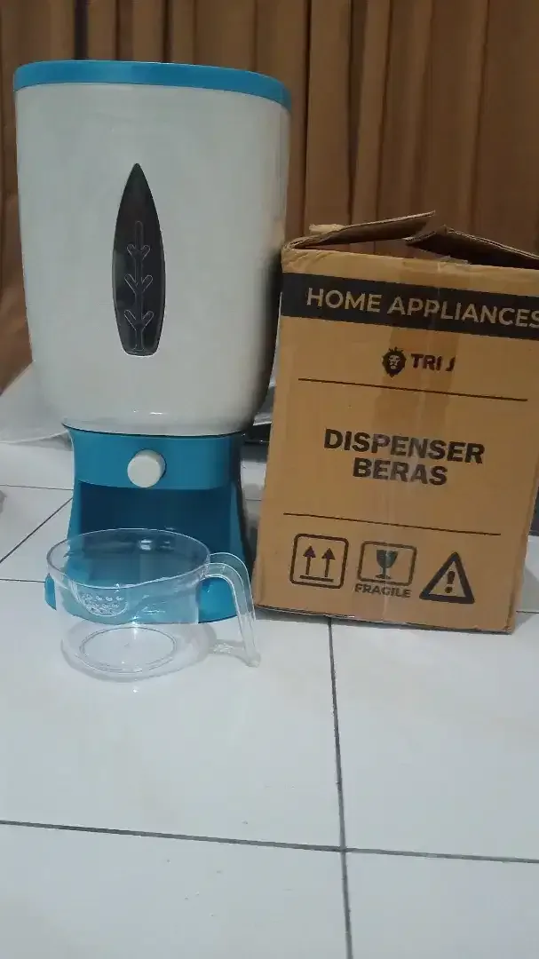 Tempat Beras Dispenser Motif Kap.10kg+gelas ukur Uk.32x20x39cm BARU - Image 1 of 4