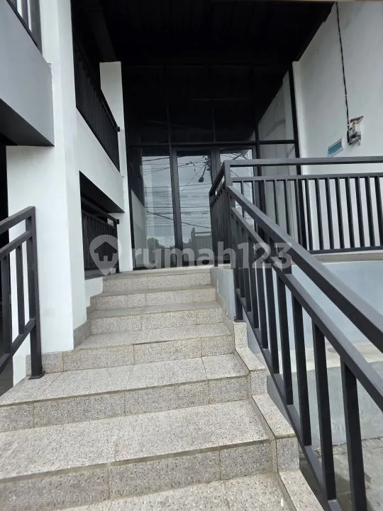 Disewakan Rumah Baru 3 Lantai di Krobokan - Image 2 of 4