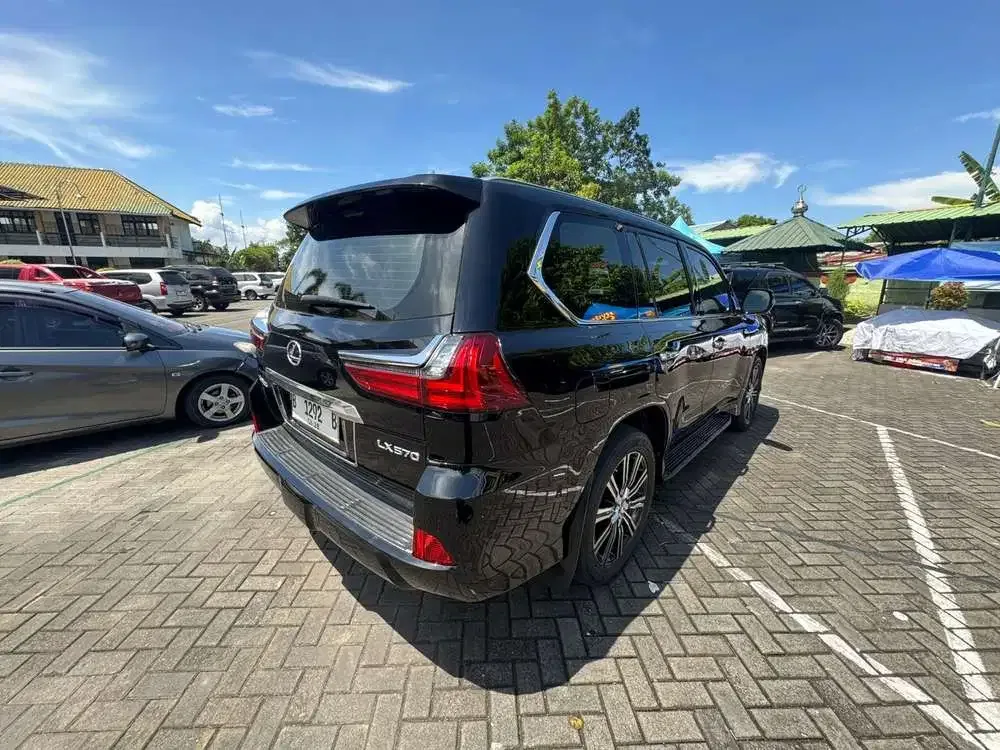 Lexus LX570 2018 Bensin - Image 3 of 9