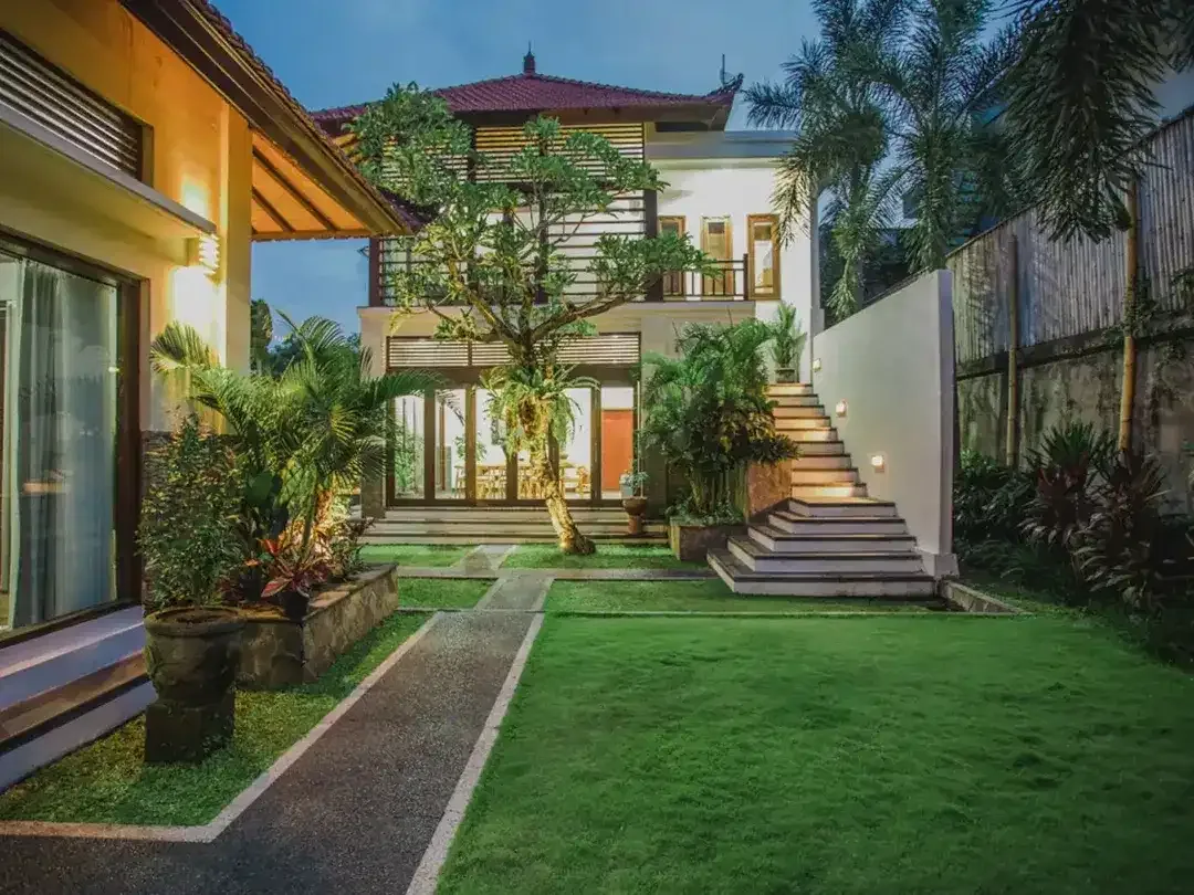 Leasehold - Exquisite 4-Bedroom Estate Luxury Living with Pool, Gym, and Expansive Garden - Image 2 of 10