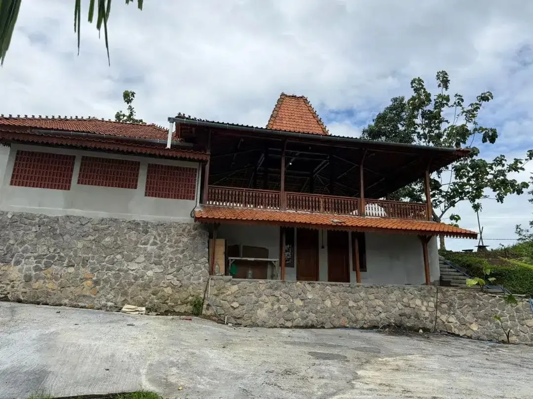 DIJUAL DISEWAKAN RESTO & VILLA EKSOTIS DI JATILUWIH – LAHAN 2.400 M² DENGAN VIEW SAWAH & GUNUNG BATUKARU - Image 1 of 10