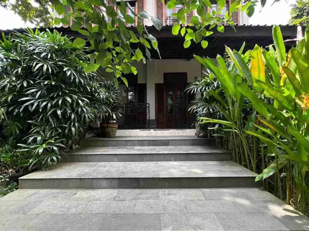 VILLA LANTAI II DAN BUNGLOW YG SANGAT LUAS DENGAN KEBUN YG HIJAU MENAWAN DI AREA TUMBAKBAYUH DI BAWAH HARGA PASARAN - Image 3 of 10