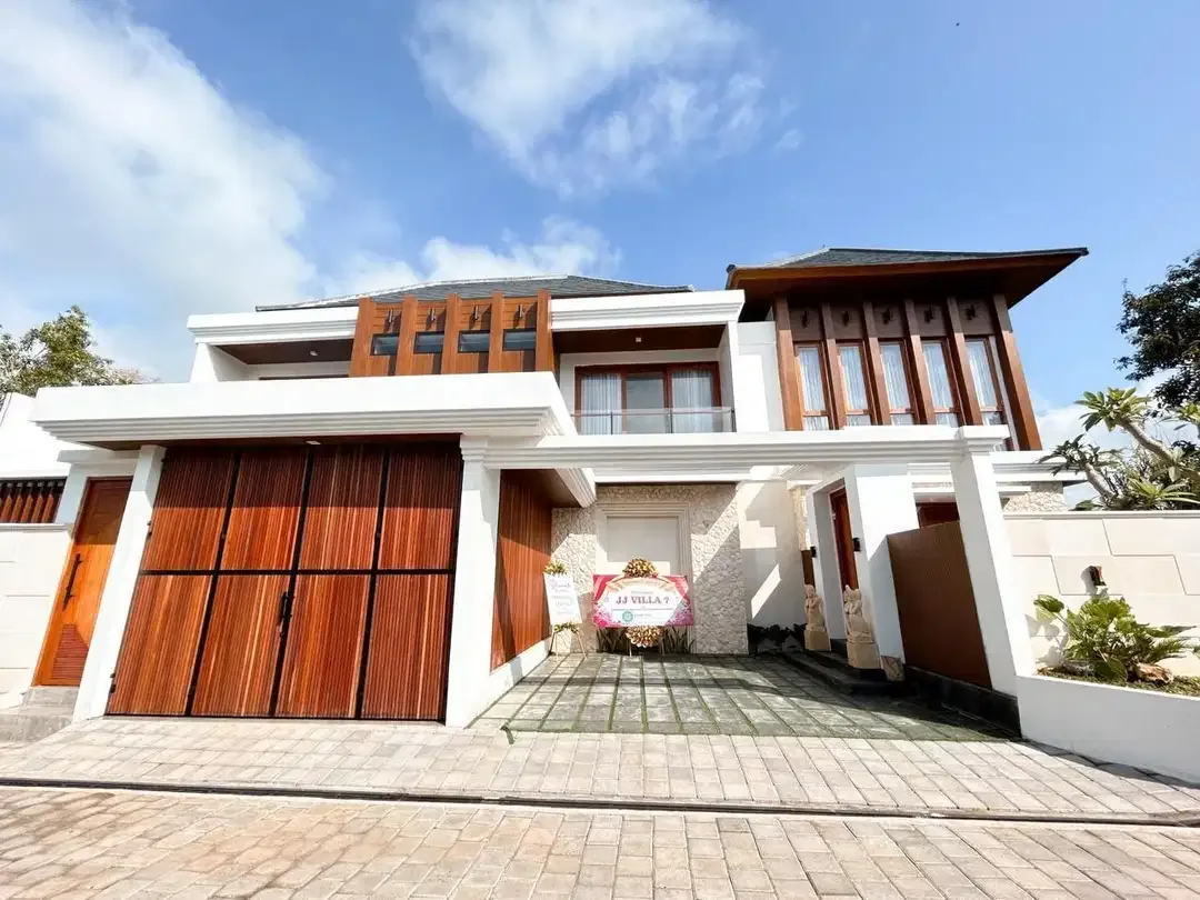 Villa Mewah 3 Lantai Full Furnished di Nusa Dua Bali - Image 1 of 10