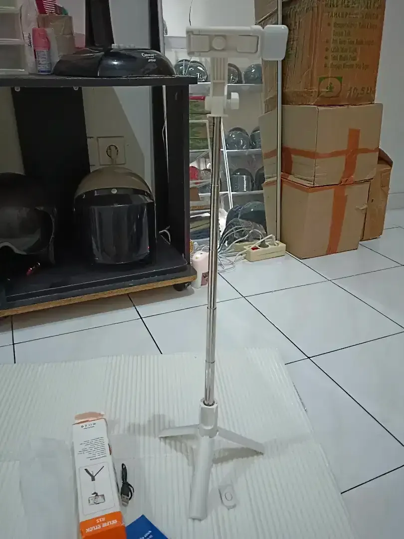 Tongsis Tripod Selfie Stick Remote Camera Bluetooth 4in1+lampu LED - Image 3 of 4