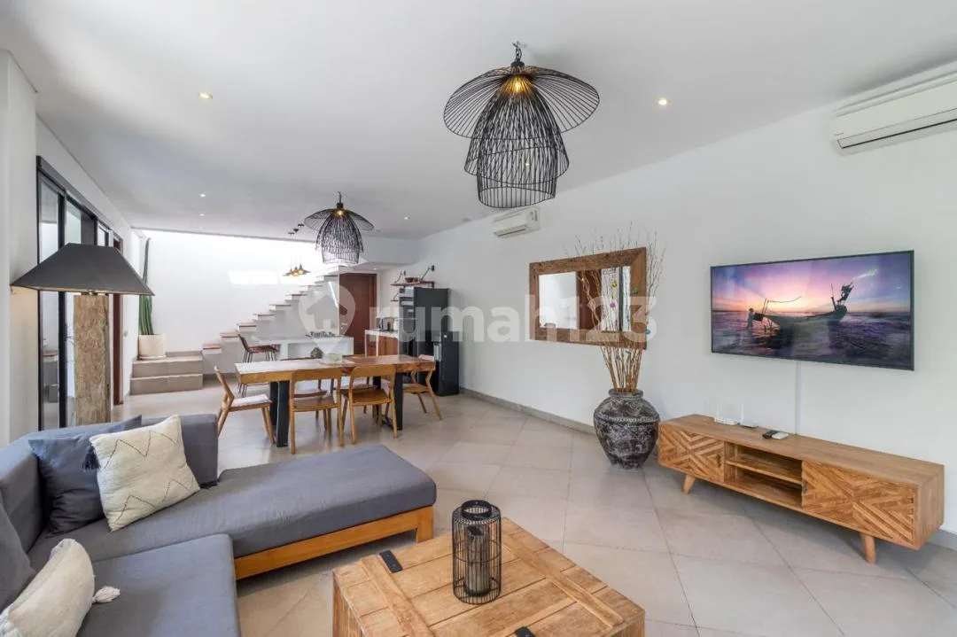Villa 3 Kamar Tidur Hak Milik di Lokasi Premium Seminyak - Jalan Kaki ke Pantai - Image 2 of 4