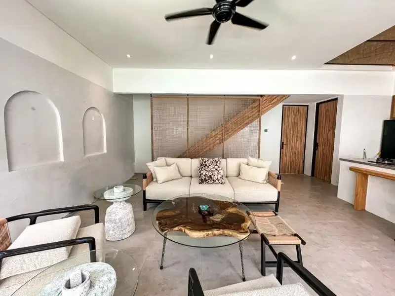 NEWLY RENOVATED TROPICAL STYLE VILLA - Image 9 of 9