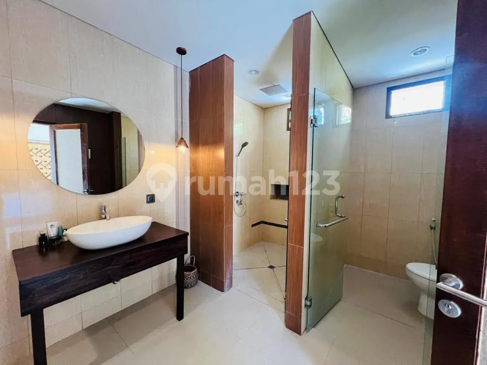 Villa Luas dan Nyaman 5 Kamar Tidur di Jimbaran - Image 3 of 4
