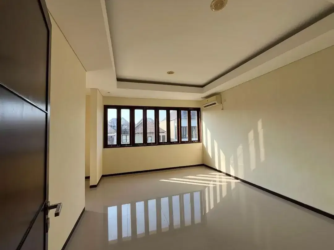 RUMAH 3 LANTAI DENGAN PRIVATE POOL DI HAYAM WURUK DENPASAR - Image 10 of 10