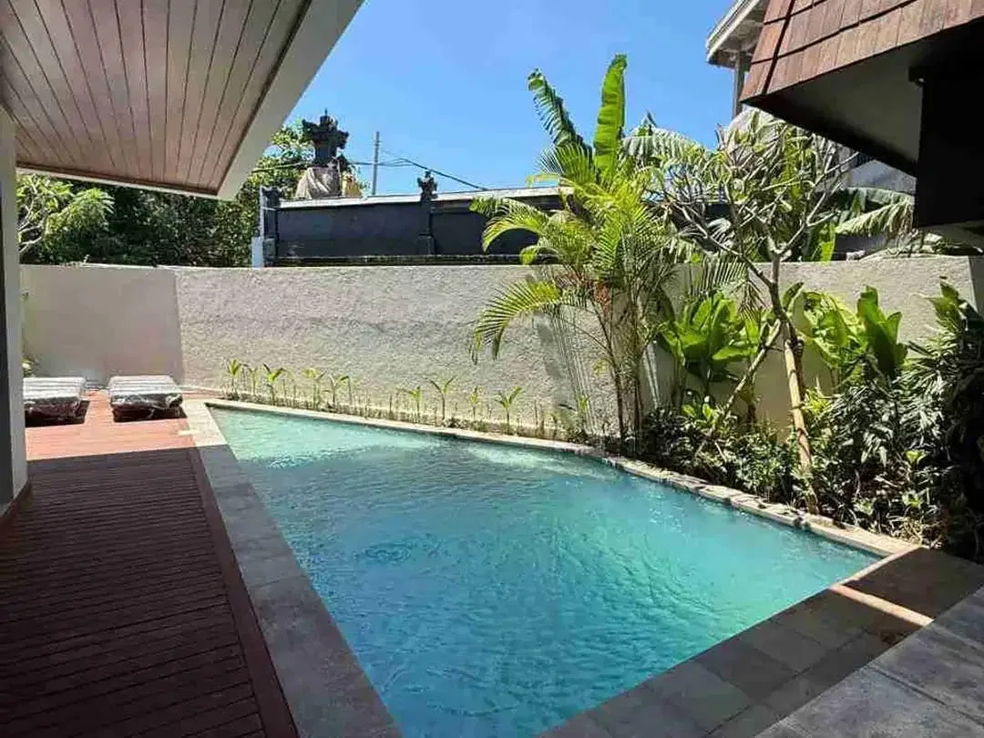 VILLA 4 BR CUMA 5 MENIT KE FINNS BEACH CLUB DAN KE PANTAI DI BATUBOLONG - Image 2 of 10