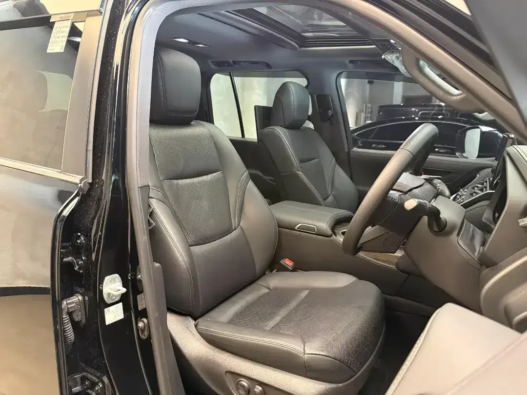 Toyota Land Cruiser 300 VXR 4x4 2024 - Image 8 of 10