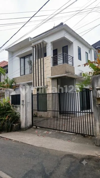 Disewakan Rumah Asri & Luas 4 KT di Jl. Merdeka Renon - Garasi 2 Mobil, Jalan Lebar 6M! - Image 1 of 4