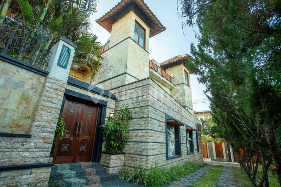 Disewakan Villa Luxury 8 Kamar Tidur Ruang Tamu Tertutup - Image 3 of 4