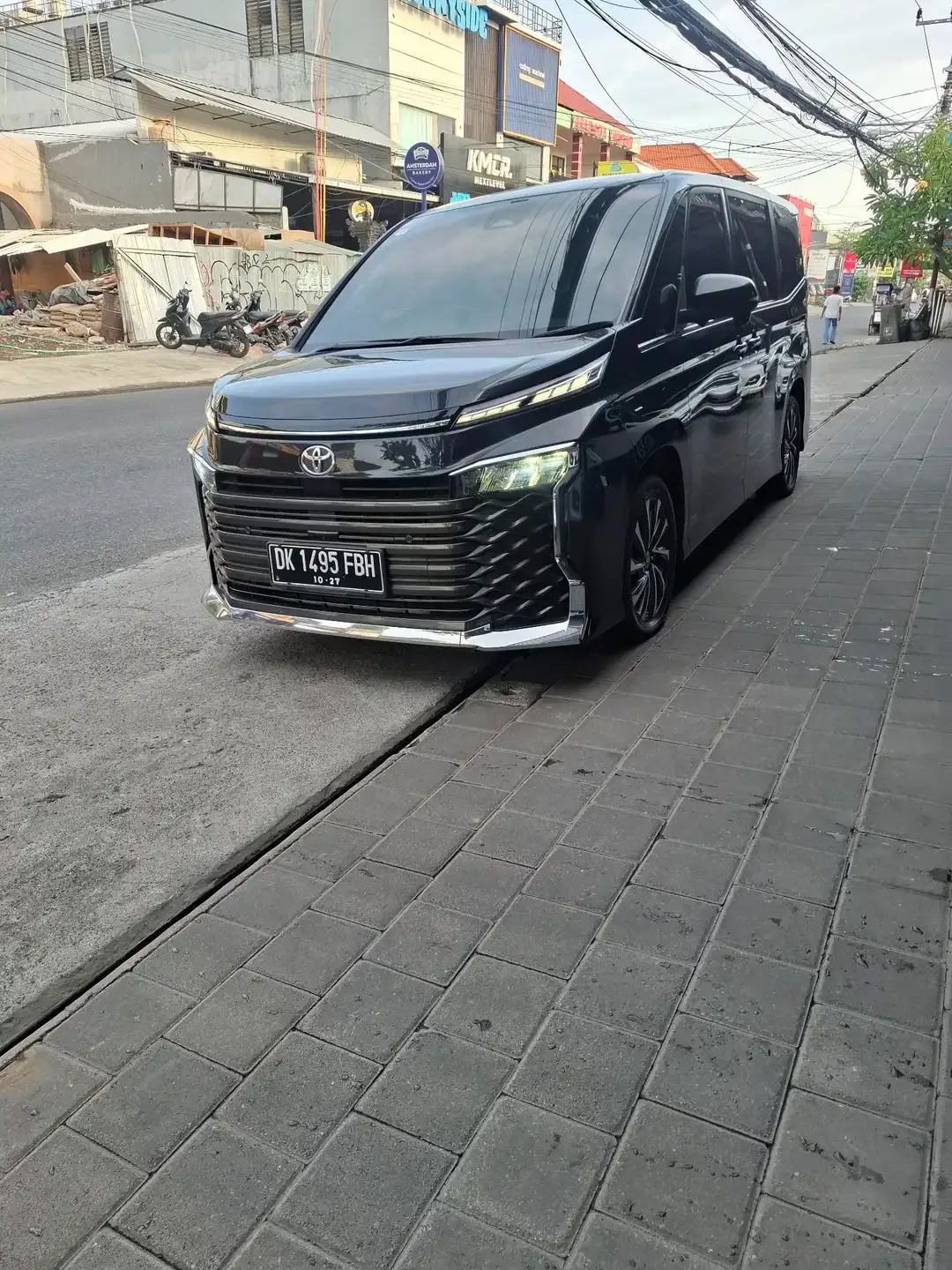 TOYOTA VOXY 2.0 Hitam - Image 1 of 6