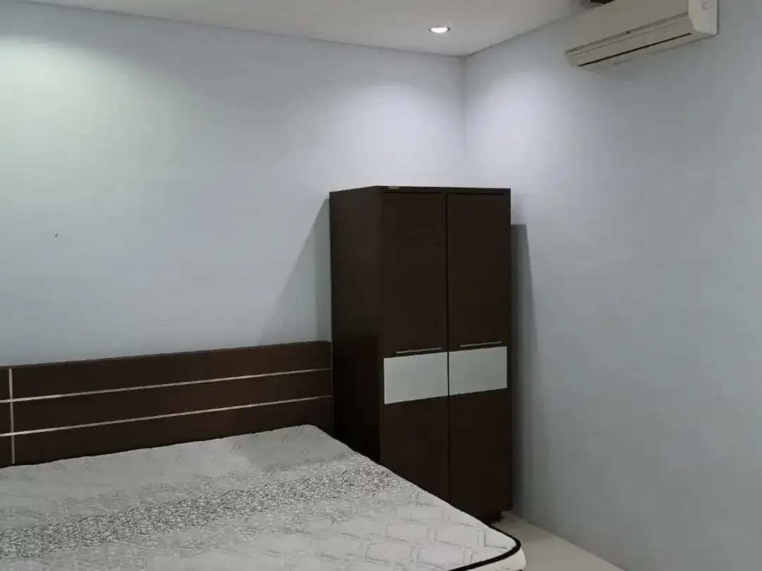 FOR RENT 3BR KAWASAN STARTEGIS SEMI FURNISHED DI PUSAT KOTA RENON - Image 8 of 10