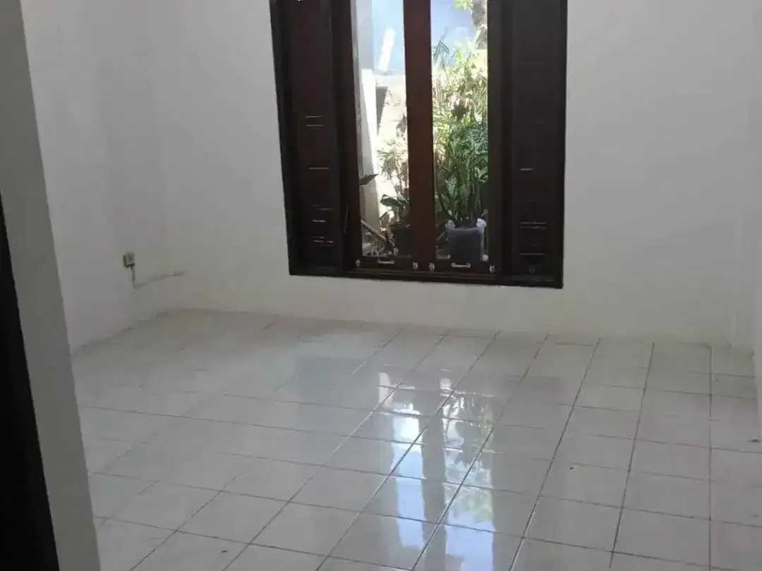 Rumah Luas & Strategis 3 Kamar Tidur Disewakan di Sesetan - Image 4 of 10