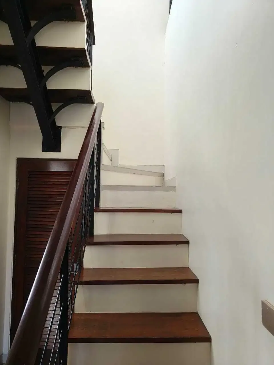 RUMAH SIAP HUNI 4BR FURNISHED LOKASI KESAMBI KEROBOKAN - Image 7 of 10