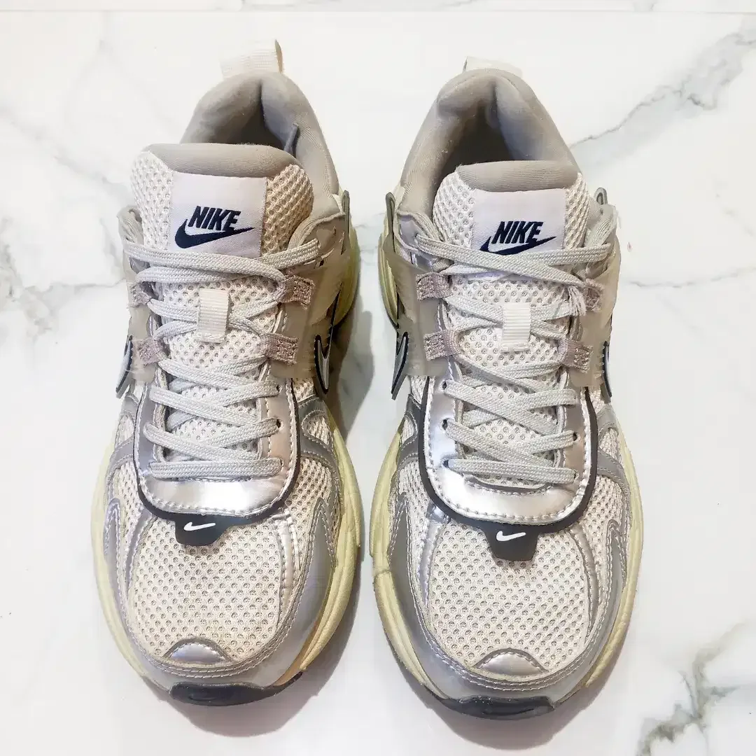 Sepatu Nike original.nike v2k run metalik.sepatu original - Image 1 of 5