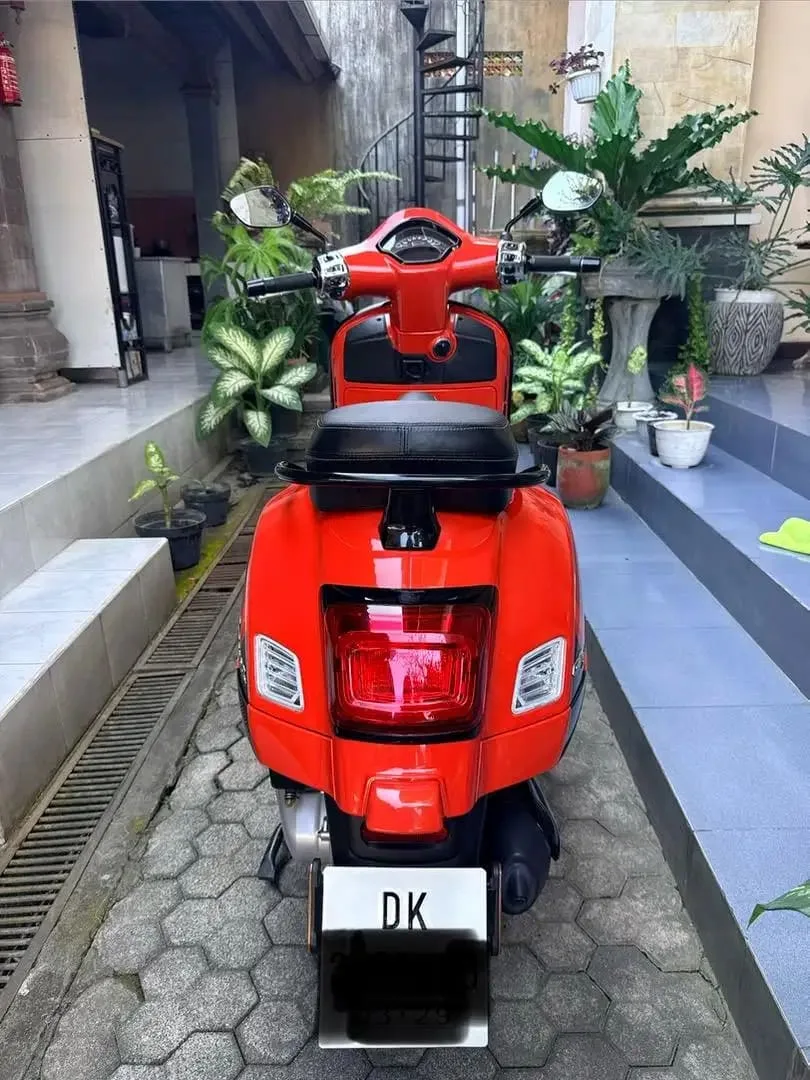 Vespa GTS Super Sport 150 Orange Tramonto like new - Image 3 of 5