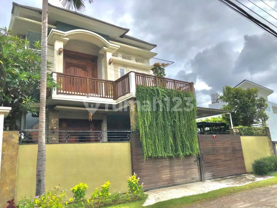 Di Bawah Harga Pasar! Rumah Prestisius Halaman Luas di Renon - Image 1 of 4