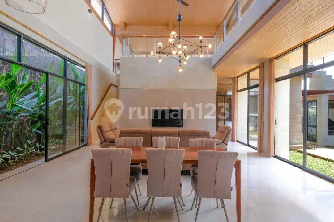 Luxury Villa Furnished Dekat Pantai dan Pelabuhan Sanur - Image 1 of 4