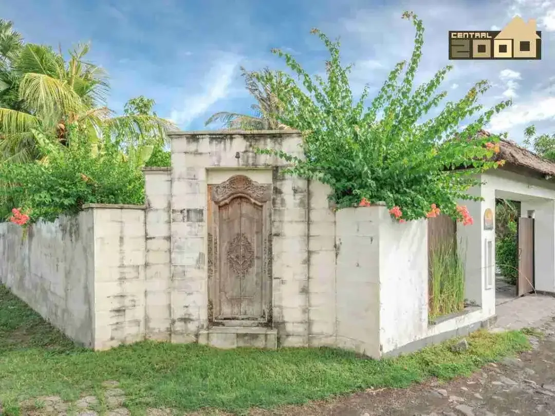 For sale spacious Beach front villa with nice garden di Seririt, Singaraja - Image 10 of 10
