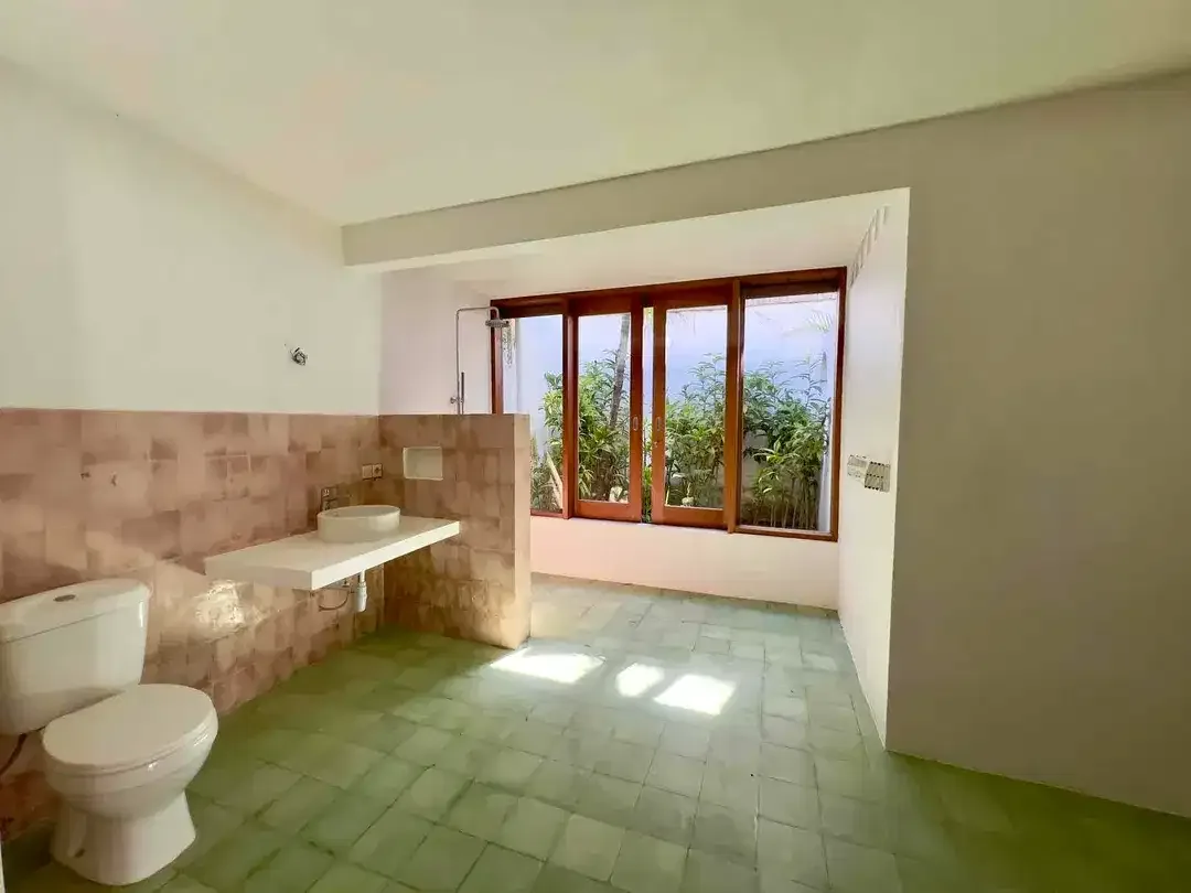 3 BEDROOMS COZY TROPICAL BOHO STYLE  LOCTION STRATEGIC CLOSED INTERNATIONAL  SUNRISE SCHOOL AT KEROBOKAN - Image 5 of 10