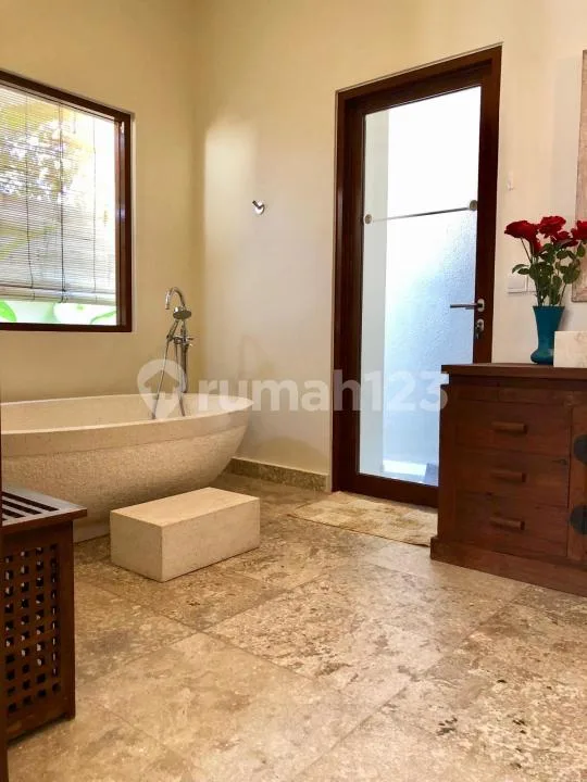 Villa Modern Minimalis Di Lingkungan Asri Jimbaran - Image 2 of 4