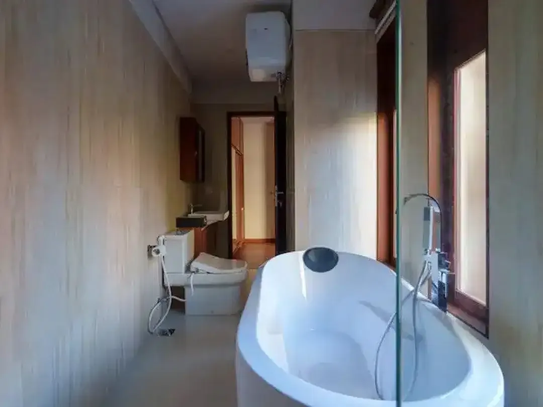 Freehold - Elegant 3-Bedroom Freehold Villa in Kerobokan, Bali - Image 8 of 10