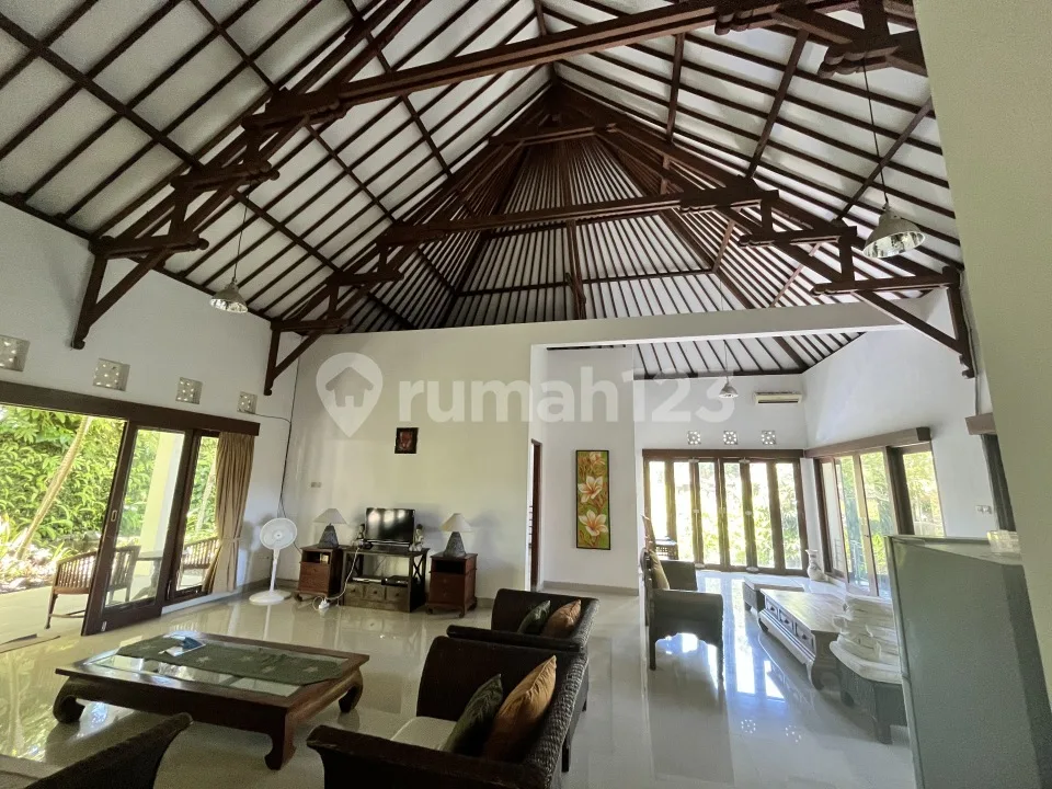 Dijual Cepat Villa Classic di Jalan Raya Pantai Berawa Canggu - Lokasi Strategis Dekat Finns & Atlas Beach Fest - Image 1 of 4