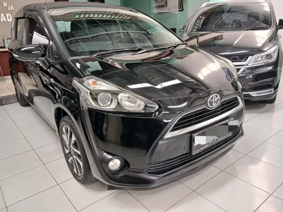 Toyota Sienta V 2017 Hitam metalik M/T 1.5cc - Image 2 of 8