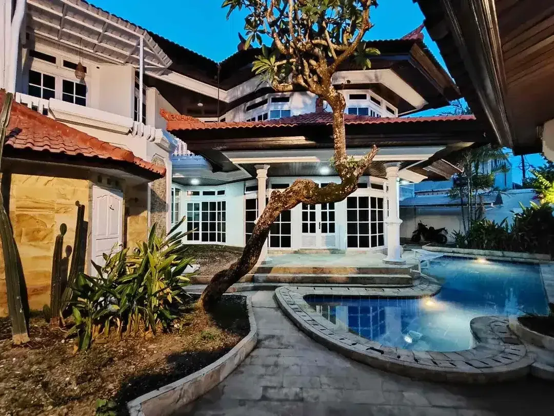 Dijual rumah semi villa  lantai 2 area tuban semi furnish - Image 1 of 4