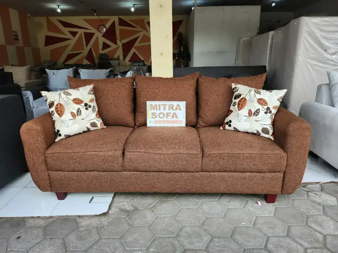 Sofa 3 ddkn warna Bisa Custom +bantal besar,Kredit Mitra Sofa Ramayana - Image 1 of 1